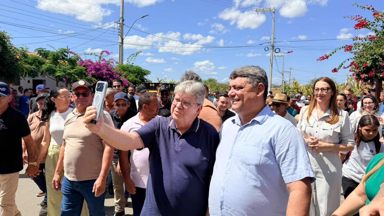 João Azevêdo intensifica agenda no interior e é recebido por apoiadores em caminhada ao lado do prefeito Thially e do deputado Júnior Araújo em Vieirópolis vieiropolisjoao3 - João Azevêdo intensifica agenda no interior e é recebido por apoiadores em caminhada ao lado do prefeito Thially e do deputado Júnior Araújo em Vieirópolis