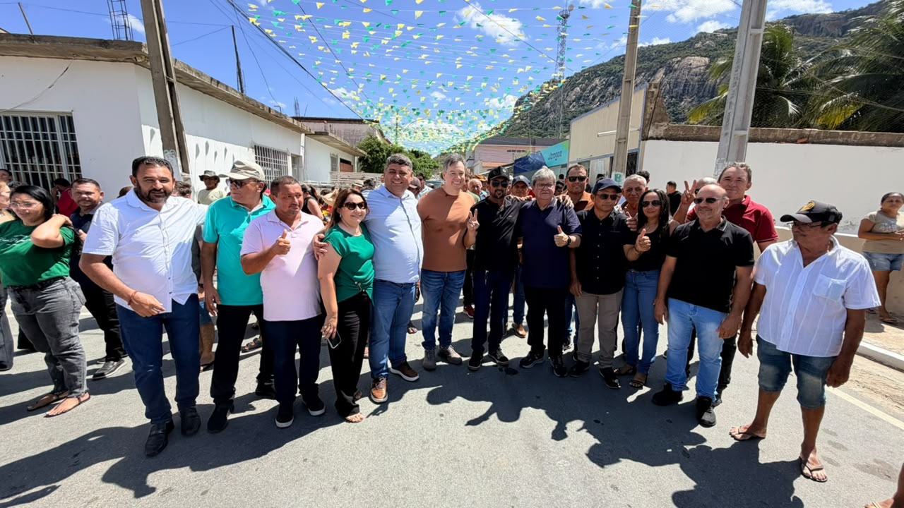 João Azevêdo intensifica agenda no interior e é recebido por apoiadores em caminhada ao lado do prefeito Thially e do deputado Júnior Araújo em Vieirópolis vieiropolisjoao4 - João Azevêdo intensifica agenda no interior e é recebido por apoiadores em caminhada ao lado do prefeito Thially e do deputado Júnior Araújo em Vieirópolis