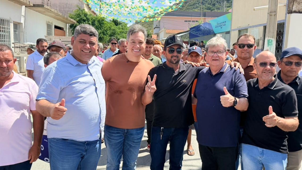 João Azevêdo intensifica agenda no interior e é recebido por apoiadores em caminhada ao lado do prefeito Thially e do deputado Júnior Araújo em Vieirópolis vieiropolisjoao5 - João Azevêdo intensifica agenda no interior e é recebido por apoiadores em caminhada ao lado do prefeito Thially e do deputado Júnior Araújo em Vieirópolis